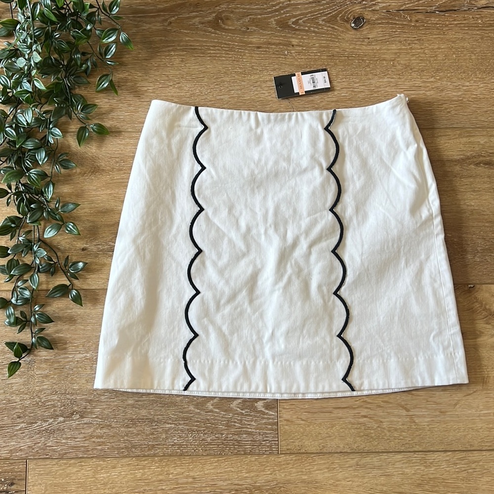 Crown and Ivy White Flower Power Skirt Size 2 NWT